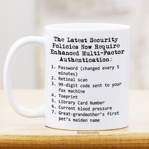 Op de afbeelding: Een witte keramische koffiemok met zwarte tekst die luidt "The Latest Security Policies Now Require Enhanced Multi-Factor Authentication: 1. Password (changed every 5 minutes) 2. Retinal scan 3. 99-digit code sent to your fax machine 4. Toeprint 5. Library Card Number 6. Current blood pressure 7. Great-grandmother's first pet's maiden name" en de tekst "@nerdometry" onderaan.