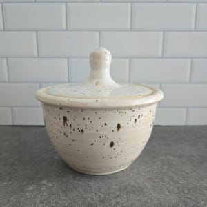 Beige ceramic jar with lid, handmade storage jar for garlic, minimalist kitchen home decor, farmhouse decor, bathroom decor