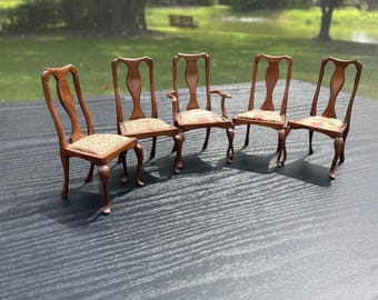 Cinco sillas hechas por artistas