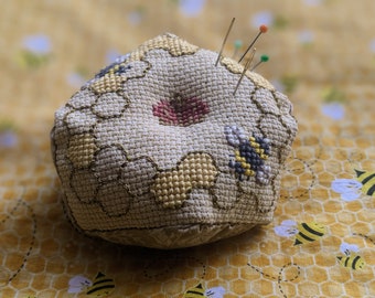 Patrón de punto de cruz de abeja biscornu (PDF)
