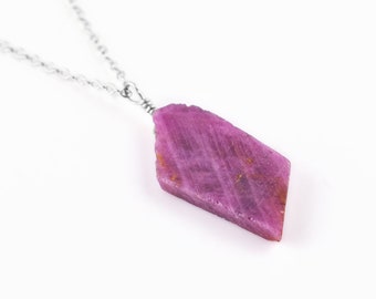 Collar con colgante de rubí crudo en forma de rebanada: plata de ley, piedra natal de julio