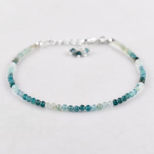 Bracciale con microperline di grandidierite: gioielli delicati placcati in argento