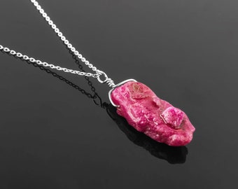 Collier à pendentif rubis brut : argent sterling fait main, pierre de naissance en juillet