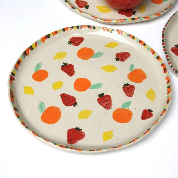 Keramische plaat, fruitschaal, aardbeien, citroenen, perziken, handgemaakt aardewerk