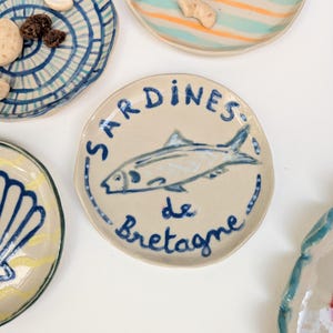 Kleine blaue Sardinen-Untertasse aus glasiertem Steingut, Keramik, handbemalt