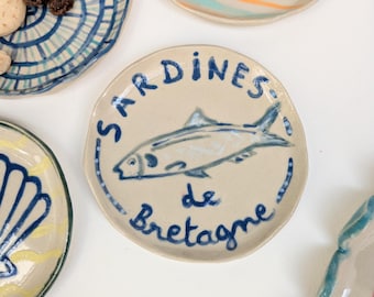 Petite coupelle soucoupe sardine bleue en grès émaillé, céramique fabriquée et peinte à la main