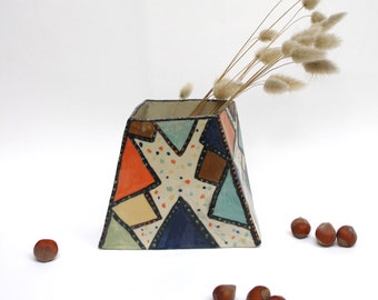 Jarrón de cerámica hecho a mano, triángulos geométricos, decoración artesanal.