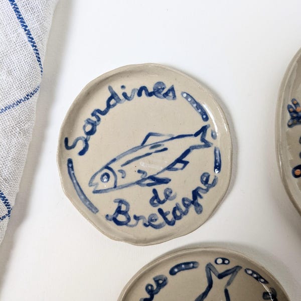 Small blue sardine-shaped saucer in glazed stoneware, handmade and hand-painted ceramic, handwritten inscription, unique piece