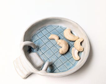 Handcrafted mini-pool bowl in glazed stoneware, perfect for appetizers or as a decorative piece.