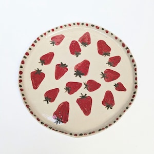 Plato de fresa en gres esmaltado, pieza única, cerámica contemporánea hecha a mano en Francia, producción artesanal.