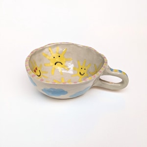 Taza pequeña de cerámica con motivos de nubes y sol, emoticonos, emociones, cerámica de gres hecha a mano, pieza única hecha a mano.