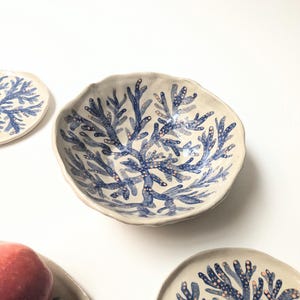 Große Schale, blaue Obstschale aus Steinzeug, Seegras-Dekor, handgemachte Keramik, Einzelstück