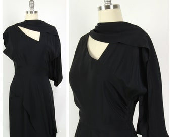 Vintage 50er Jahre Adele Simpson Little Black Dress, schwarzes Rayon Crepe Cocktailkleid, Weighted Swag, Größe M