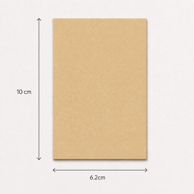 Puede incluir: Una tarjeta rectangular de color tostado hecha de papel kraft con una superficie lisa y mate. La tarjeta est&aacute; orientada verticalmente y presenta indicadores de medida claros que muestran una altura de 10 cm y una anchura de 6,2 cm.