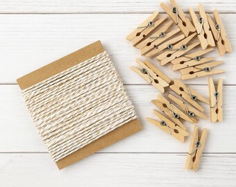 Clavijas de madera gruesas con hilo metálico dorado y blanco.