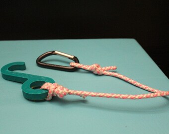 Elementos de fijación de servicios públicos