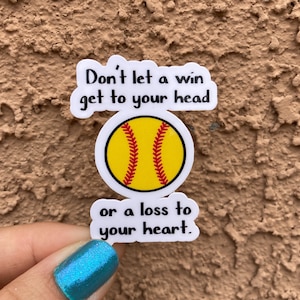 Cadeaux de l'équipe de softball, autocollant Ne laissez pas votre esprit gagner ou perdre votre coeur, citation d'inspiration pour le softball, autocollant bouteille d'eau