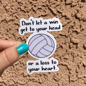 Regali per la squadra di pallavolo, non lasciare che una vittoria ti dia alla testa o una perdita al tuo adesivo del cuore, citazione ispiratrice di pallavolo, adesivo per bottiglia d'acqua