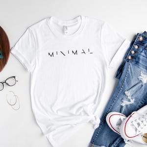 Minimaal T-shirt, minimalistisch T-shirt, minimalistisch shirt, minimaal shirt, minimale levensstijl, ravecultuur, cadeau voor minimalistische mensen, boho afbeelding 1