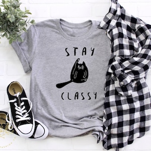 Lustiges Katzen Shirt Bleib stilvoll Geschenk für Sie Ihn Katzenliebhaber || Bleib edel