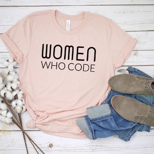 コーディングシャツ、コーヒーとコード、コーディングをする女性、ソフトウェアエンジニア、開発者向けギフト、面白いコーディングシャツ、ITシャツ