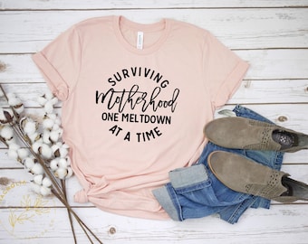 Camiseta "Sobreviviendo a la maternidad, un berrinche a la vez", Camiseta divertida para mamá, Camiseta para esposa, Camiseta para mamá, Camiseta sobre la vida de mamá, Regalo para el Día de la Madre, Cumpleaños de mamá