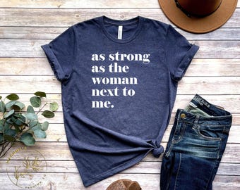 Camiseta "Tão Forte Quanto a Mulher ao Meu Lado", Camiseta Inspiradora, Presente Feminista, Mulheres Fortes, Direitos das Mulheres, Presentes Feministas, Eleição, Voto