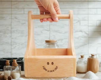 Cesta de cocina de madera de caucho hecha a mano: soporte grabado para condimentos y cerveza