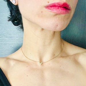Collar de letras con nombre de Lili, collar con iniciales laterales, collar con letras doradas, collar de regalo para mujeres, regalo del día de San Valentín