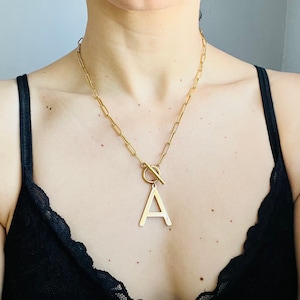 Grand collier d'initiales Lili, grand collier de lettres avec chaîne en trombone, collier de lettres géantes, collier d'initiales
