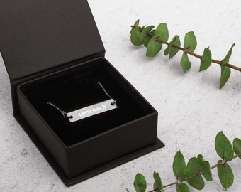 Colar elegante com corrente de barra de prata gravada Sassenach, presente Outlander, caixa ecológica