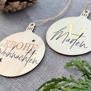 CHRISTBAUMKUGEL personalisiert | aus Holz personalisierte Weihnachtskugel | Geschenkanhänger Weihnachtsgeschenk | Holzanhänger Juteschnur