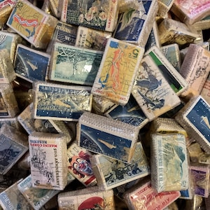 Lote de 1000 sellos postales estadounidenses cancelados de las décadas de 1950 y 1960 para manualidades, álbumes de recortes, collages, diarios basura, coleccionismo de sellos, efímeras.