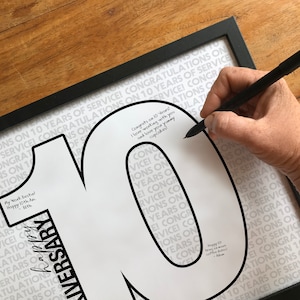 Tablón de mensajes para el décimo aniversario de trabajo de un colega Tarjeta alternativa Empleado Compañero de trabajo Jefe celebrando 10 años de reconocimiento de servicio