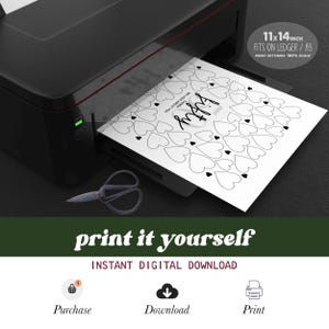 Peut inclure: Une imprimante noire imprimant une feuille de papier blanche avec un motif de c&oelig;urs et le mot "fifty". Le format du papier est de 28 x 36 cm. Une paire de ciseaux est sur la surface. Le texte "print it yourself" et "instant digital download" sont &eacute;galement visibles.