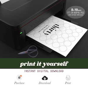 K&ouml;nnte beinhalten: Ein schwarzer Drucker druckt ein Blatt Papier mit dem Wort "Thirty" und dem Text "Reasons Why We Love You" in einer stilvollen Schriftart. Das Papier hat mehrere leere Kreise. Eine Schere liegt auf der Oberfl&auml;che. Der Text "print it yourself" ist ebenfalls sichtbar.