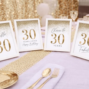 Puede incluir: Un letrero de madera rústica con el texto "Welcome to our home" en letras blancas. El letrero presenta un acabado envejecido y un diseño simple y acogedor, ideal para un porche o entrada.