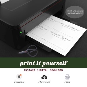 Pu&ograve; includere: Una stampante nera che emette un foglio di carta bianco con il testo stampato cheers to 30 years e linee per scrivere. Un paio di forbici si trova accanto alla stampante. Un grafico ovale riporta FITS ON NORMAL PAGE PRINT SETTINGS 100% SCALE.