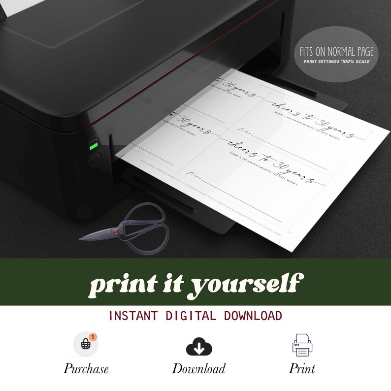 Pu&ograve; includere: Una stampante nera che emette un foglio di carta bianco con il testo stampato cheers to 30 years e linee per scrivere. Un paio di forbici si trova accanto alla stampante. Un grafico ovale riporta FITS ON NORMAL PAGE PRINT SETTINGS 100% SCALE.