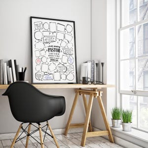 Op de afbeelding: Een zwart-witte printbare poster met de tekst "a truly amazing PASTOR is hard to find & impossible to forget.  reasons we want to THANK YOU" omringd door spraakballonnen. De poster hangt aan een witte muur boven een bureau met een zwarte stoel en een houten tafel.