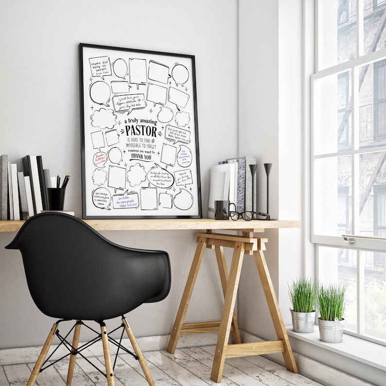 Op de afbeelding: Een zwart-witte printbare poster met de tekst "a truly amazing PASTOR is hard to find & impossible to forget.  reasons we want to THANK YOU" omringd door spraakballonnen. De poster hangt aan een witte muur boven een bureau met een zwarte stoel en een houten tafel.