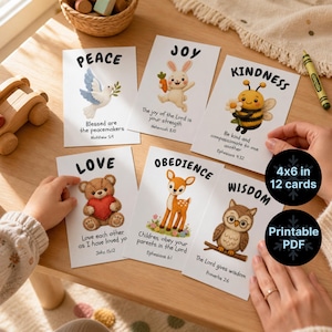 Puede incluir: Un conjunto de 12 tarjetas de 10x15 cm, con ilustraciones y citas inspiradoras. Las tarjetas presentan imágenes de una paloma, un conejo, una abeja, un oso de peluche, un ciervo y un búho. Los textos incluyen "Paz", "Alegría", "Bondad", "Amor", "Obediencia" y "Sabiduría."