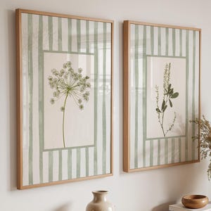 Zestaw 2 wydruków ściennych z motywem kwiatów w kolorze szałwii: wystrój botaniczny w stylu wiejskim