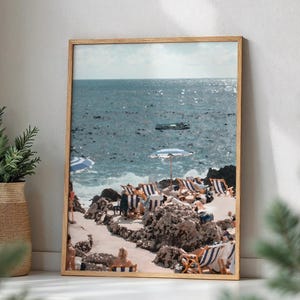 Stampa di sedie a sdraio da spiaggia - stampe con vibrazioni estive, arte murale per prendere il sole, arredamento per la casa costiero, arte mediterranea