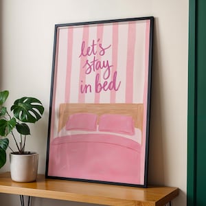 Stampa "Restiamo a letto" - Decorazione murale rosa cipria, arredamento accogliente per la camera da letto, poster illustrato minimalista, citazioni romantiche, stampe estetiche