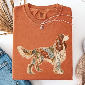 Custom English Springer Spaniel Faux Patchwork Graphic Tee | Shabby Chic Dog Silhouette Shirt, Grandmillennial Dog Lover Gift for Dog Mom