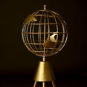 Dekorativer Globe Stand mit Dreibein Basis, Vintage Style World Map Sphere, Gold Messing Metall, Haus und Büro Dekor Golden Globe für Wohnkultur