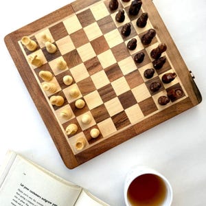 Handgjort magnetiskt schackspel i rosenträ: Hopfällbart resebräde, infälld förvaring