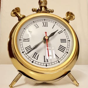 Horloge de table vintage en laiton : chiffres romains, décor doré rétro