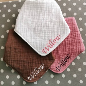 Bavaglino con nome, Bavaglino impermeabile ricamato, Bandana monogrammata, Bavaglino reversibile, Bavaglino Doppio Garze dribbling in cotone, Bavaglino sbavando.